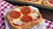 Quick & Easy Dinner Idea: Garlic Toast Pizzas Quick & Easy Dinner Idea: Garlic Toast Pizzas