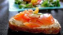 Bruschette au saumon fumé, fromage frais et mâche Bruschette au saumon fumé, fromage frais et mâche