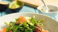 Insalata al salmone affumicato: la ricetta di un piatto fresco e proteico Insalata al salmone affumicato: la ricetta di un piatto fresco e proteico