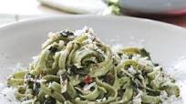 Spicy Spinach Linguine with Olive Oil and Garlic Spicy Spinach Linguine with Olive Oil and Garlic