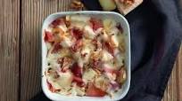 Antipasto gratinato di pere, taleggio e speck Antipasto gratinato di pere, taleggio e speck