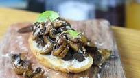 Bruschetta con funghi - Paddenstoelen op toast Bruschetta con funghi - Paddenstoelen op toast