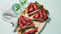 Rode focacciasandwich met Hollandse buffelmozzarella Rode focacciasandwich met Hollandse buffelmozzarella