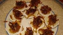 Tostadas de queso de cabra con cebolla caramelizada (4.1/5) Tostadas de queso de cabra con cebolla caramelizada (4.1/5)