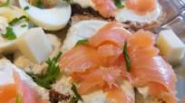 Bruschette con formaggio spalmabile, ricotta e salmone affumicato Bruschette con formaggio spalmabile, ricotta e salmone affumicato
