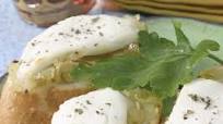 Tosta de queso de cabra con cebolla confitada Tosta de queso de cabra con cebolla confitada
