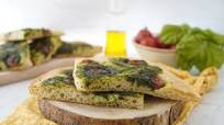 Focaccia pesto e pomodorini: la ricetta del rustico soffice e gustoso Focaccia pesto e pomodorini: la ricetta del rustico soffice e gustoso