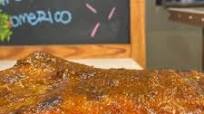 Pechito de cerdo, salsa barbacoa y camotes caramelizados Pechito de cerdo, salsa barbacoa y camotes caramelizados