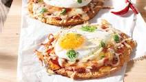 Mini Cauliflower-Crust Breakfast Pizzas with Spicy Garlic Honey Mini Cauliflower-Crust Breakfast Pizzas with Spicy Garlic Honey