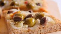 Focaccia integrale con cipolla e mix di olive denocciolate Focaccia integrale con cipolla e mix di olive denocciolate
