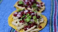 Tostada de pollo deshebrado y frijol Tostada de pollo deshebrado y frijol