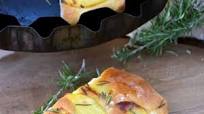 Focaccia di semola con patate Focaccia di semola con patate