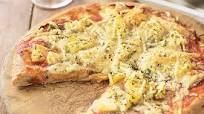 Low-fat ham, cheese and pineapple pizza Low-fat ham, cheese and pineapple pizza