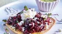 Tostadas de jamaica con queso doble crema Tostadas de jamaica con queso doble crema