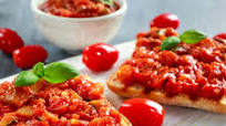 Bruschetta al sugo di pomodoro: la ricetta dell’antipasto veloce Bruschetta al sugo di pomodoro: la ricetta dell’antipasto veloce