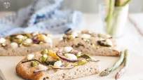 Focaccia al vino bianco e asparagi Focaccia al vino bianco e asparagi