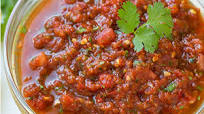 Salsa de tomate con chiles, cebolla y jugo de limón Salsa de tomate con chiles, cebolla y jugo de limón