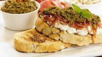 Bruschettas con queso y pesto de Ketchup | Hellmann's Uruguay Bruschettas con queso y pesto de Ketchup | Hellmann's Uruguay