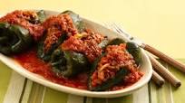 Chiles poblanos rellenos con picadillo en salsa de jitomate Chiles poblanos rellenos con picadillo en salsa de jitomate