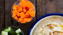 Hummus z marchewką i ogórkiem Hummus z marchewką i ogórkiem