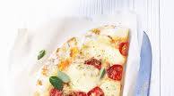 Pizza Margherita mit Tomaten und Mozzarella Pizza Margherita mit Tomaten und Mozzarella