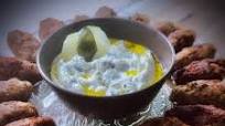 Kibbeh con salsa tzatziki casera Kibbeh con salsa tzatziki casera