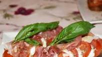 Bruschettas au pesto, tomates, mozzarella et jambon cru Bruschettas au pesto, tomates, mozzarella et jambon cru