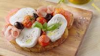 Bruschetta tomates confites, mozzarella et jambon de Parme Bruschetta tomates confites, mozzarella et jambon de Parme