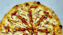 Pizza con Pollo marinado en salsa Barbacoa BBQ Pizza con Pollo marinado en salsa Barbacoa BBQ