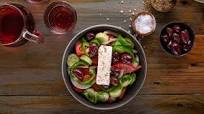 Greek Salad : How to make a traditional and easy Greek salad Greek Salad : How to make a traditional and easy Greek salad