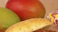 Sándwich de cerdo desmenuzado con salsa barbacoa de mango Sándwich de cerdo desmenuzado con salsa barbacoa de mango