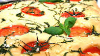 Focaccia med kvisttomater och basilika Focaccia med kvisttomater och basilika