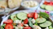 Spinach salad with strawberries & vegan feta Spinach salad with strawberries & vegan feta