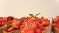 “Bruschetta”- Tostada de Pan con Tomate troceado “Bruschetta”- Tostada de Pan con Tomate troceado