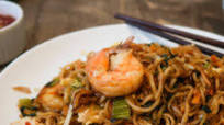 Mie Goreng Recipe (Indonesian Fried Noodles) with Chicken and Shrimp Mie Goreng Recipe (Indonesian Fried Noodles) with Chicken and Shrimp