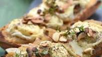 Bruschetta au chèvre, miel et amandes Bruschetta au chèvre, miel et amandes
