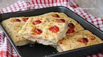 Focaccia morbida con pomodorini ripiena di prosciutto e mozzarella Focaccia morbida con pomodorini ripiena di prosciutto e mozzarella