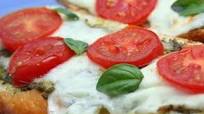 Bruschetta de pesto, mozzarella e tomate Bruschetta de pesto, mozzarella e tomate