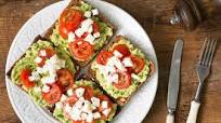 Pan tostado con guacamole, tomate y queso Pan tostado con guacamole, tomate y queso