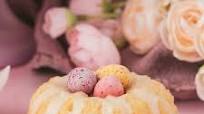 Easter Mini Vanilla Bundt Cakes with Chocolate Eggs Easter Mini Vanilla Bundt Cakes with Chocolate Eggs