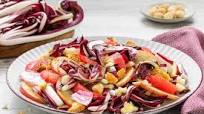 Insalata invernale con radicchio tardivo, mela, pompelmo e pane croccante Insalata invernale con radicchio tardivo, mela, pompelmo e pane croccante