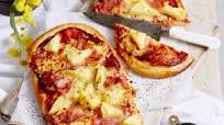Ham and pineapple pizza Ham and pineapple pizza