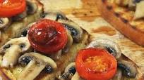 Bruschetta de cogumelos, tomate e alho caramelizado Bruschetta de cogumelos, tomate e alho caramelizado