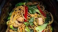 Slow Cooker Chicken Lo Mein Noodles - Meal Prep Lunch Bowls Slow Cooker Chicken Lo Mein Noodles - Meal Prep Lunch Bowls
