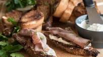 Roast Beef Bruschetta with Horseradish Cream Cheese Roast Beef Bruschetta with Horseradish Cream Cheese