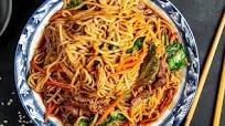 Fideos chinos con carne, salsa de soja y verduras Fideos chinos con carne, salsa de soja y verduras
