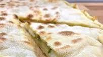 Focaccia in padella pesto e formaggio ricetta veloce Focaccia in padella pesto e formaggio ricetta veloce
