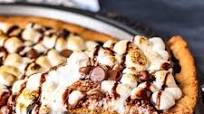 Easy S'mores Dessert Pizza Easy S'mores Dessert Pizza