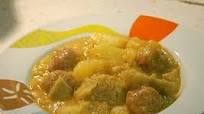 Albóndigas en salsa verde con nopales, papas y calabazas Albóndigas en salsa verde con nopales, papas y calabazas