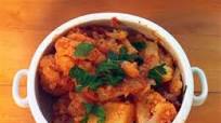 Aloo Gobi (Potatoes with Cauliflower) Aloo Gobi (Potatoes with Cauliflower)